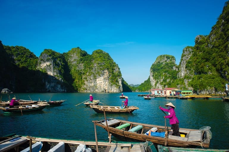 वियतनाम में छुट्टियां बिताने की खूबसूरत जगह हालोंग बे 