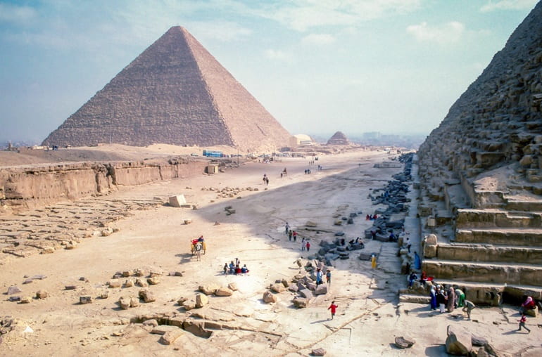 मिस्र के पिरामिड का निर्माण कब हुआ