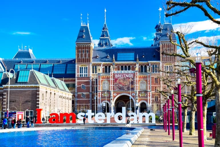 नीदरलैंड का प्रसिद्ध आकर्षण स्थल एम्स्टर्डम