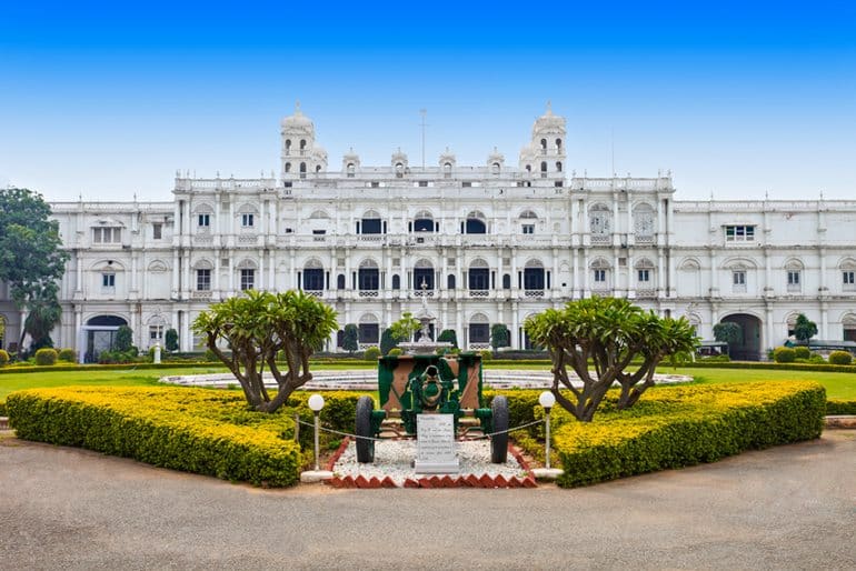 जय विलास पैलेस और इसके प्रमुख पर्यटन स्थल घूमने की जानकारी - Jai Vilas Palace In Hindi