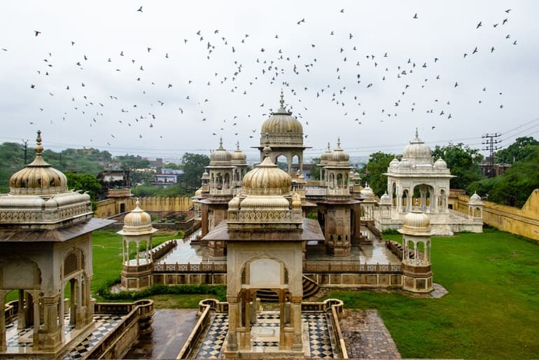 महारानियां की छत्रियां जयपुर घूमने की जानकारी - Maharaniyon Ki Chhatriyan Jaipur In Hindi