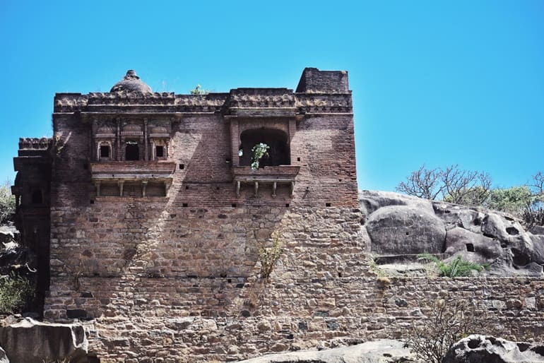 माउंट अबू का अचलगढ़ क़िला और इसके पर्यटन स्थल घूमने की जानकारी –  Achalgarh Fort In Hindi