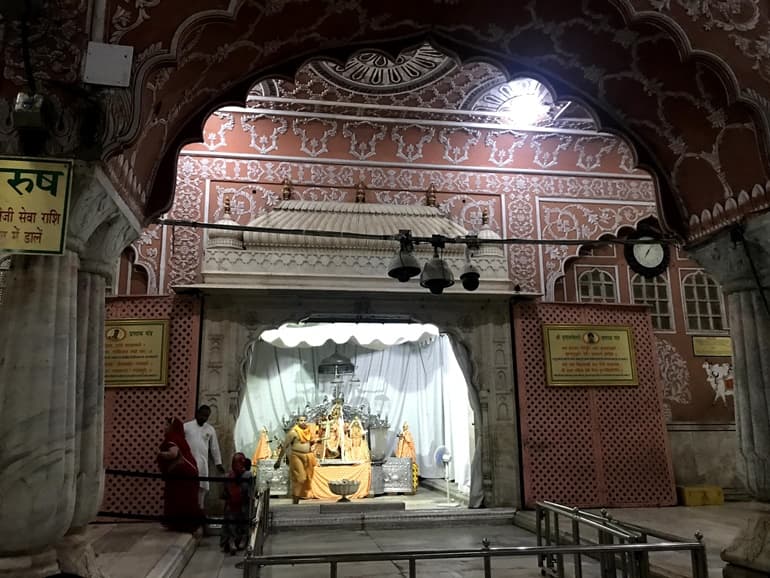 गोविंद देव जी मंदिर जयपुर में आप क्या कर सकते हैं
