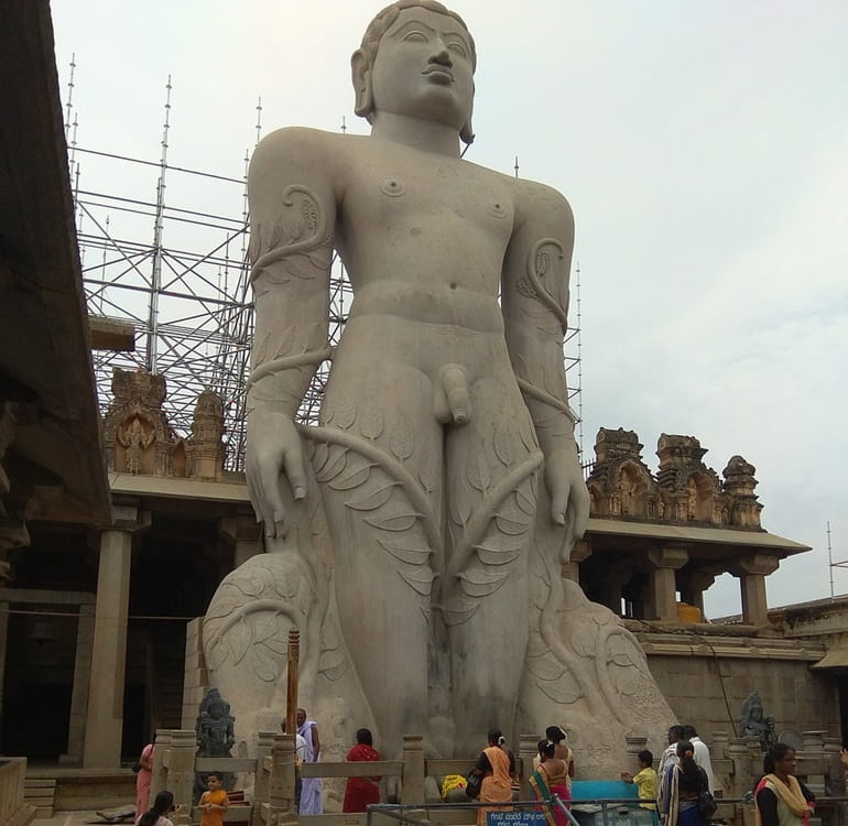 श्रवणबेलगोला के प्रमुख तीर्थ स्थल गोमतेश्वर प्रतिमा 