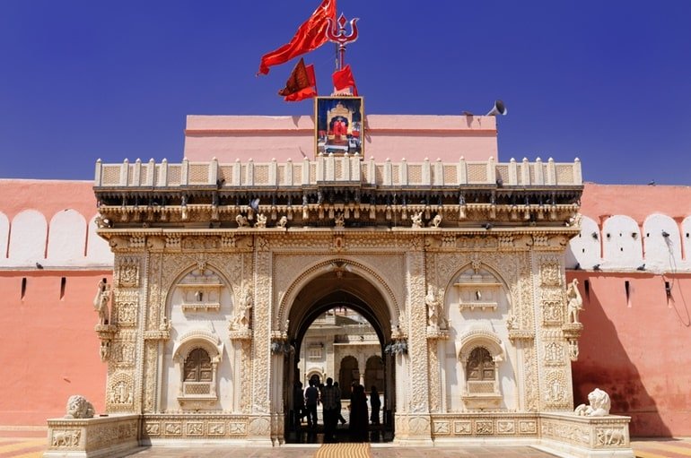 राजस्थान का सबसे बड़ा मंदिर करणी माता मंदिर 