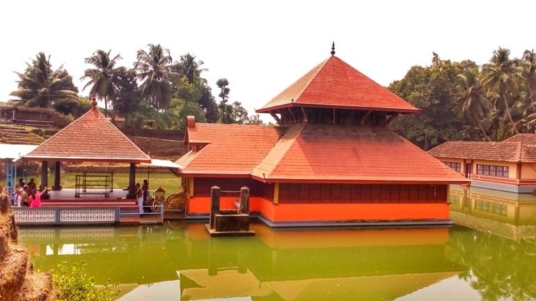 केरल में फेमस मंदिर अनंतपुरा झील मंदिर