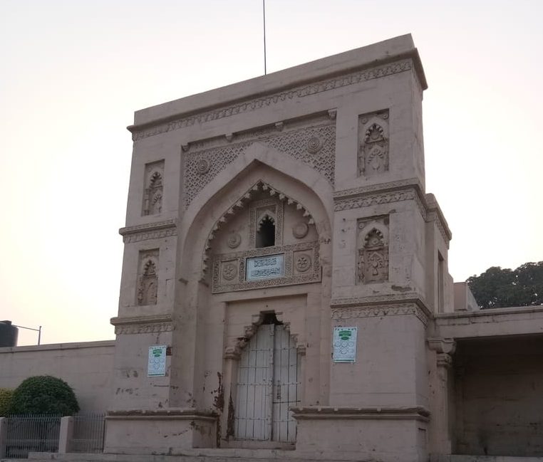 जौनपुर का ऐतिहासिक स्थल लाल दरवाजा मस्जिद - Jaunpur Ka Aetihasik Jagah Lal Darwaza Masjid In Hindi