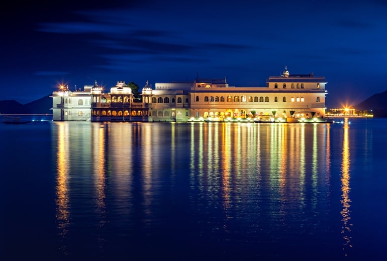 उदयपुर के ताज लेक पैलेस घूमने की जानकारी - Taj Lake Palace Udaipur In Hindi