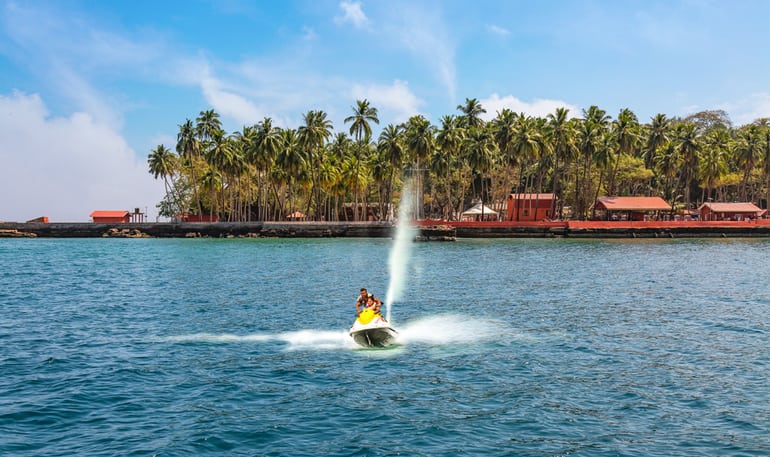 लक्षद्वीप यात्रा और भी रोमांचक बनाने के लिए वाटर स्पोर्ट का आनंद - Water Sports In Lakshadweep Islands In Hindi