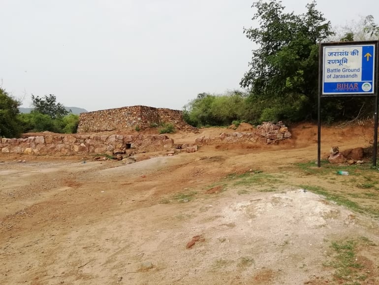 राजगीर शहर में घूमने के लिए प्राचीन जगह जरासंध का अखाड़ा - Rajgir City Me Ghumne Ke Liye Prachin Jagah Jarasandha Ka Akhara In Hindi