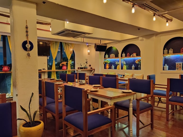 हौज खास में रेस्टोरेंट - Hauz Khas Village Restaurants In Hindi