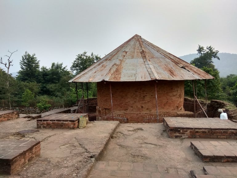 राजगीर का ऐतिहासिक स्थल बिम्बिसार की जेल - Rajgir Ka Aetihasik Sthal Bimbisar Jail In Hindi