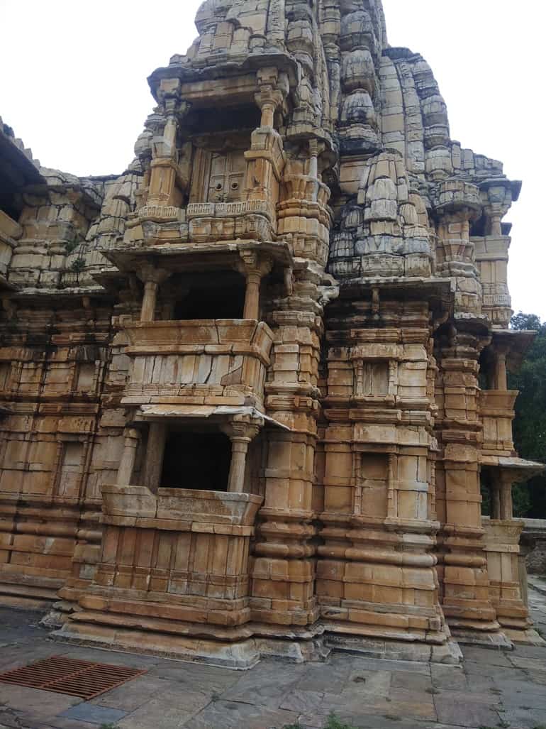 डूंगरपुर के देव सोमनाथ मंदिर की वास्तुकला