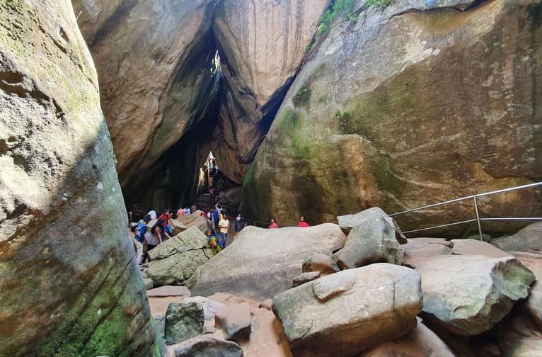 वायनाड का ऐतिहासिक स्थल एडक्कल गुफाएं - Wayanad Mein Ghumne Ke Liye Aetishik Sthal Edakkal Caves In Hindi