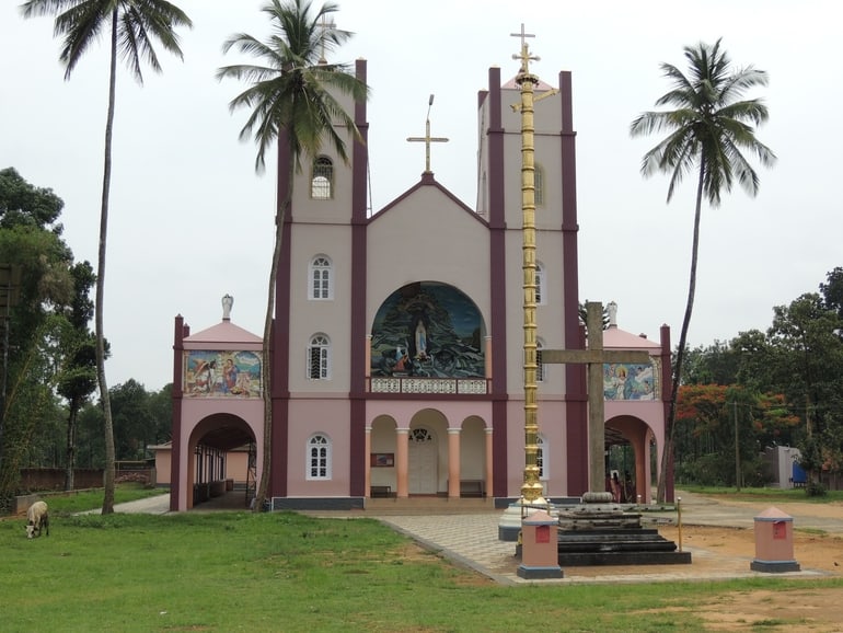 वायनाड का लोकप्रिय स्थान पल्लीकुन्नू चर्च - Wayanad Ka Lokpriya Sthan Pallikunnu Church In Hindi
