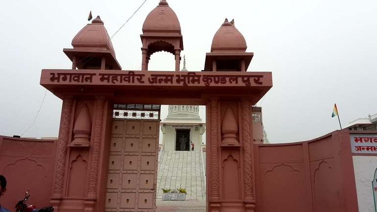 राजगीर का फेमस पर्यटन स्थान कुंडलपुर - Rajgir Ka Famous Paryatan Sthan Kundalpur In Hindi