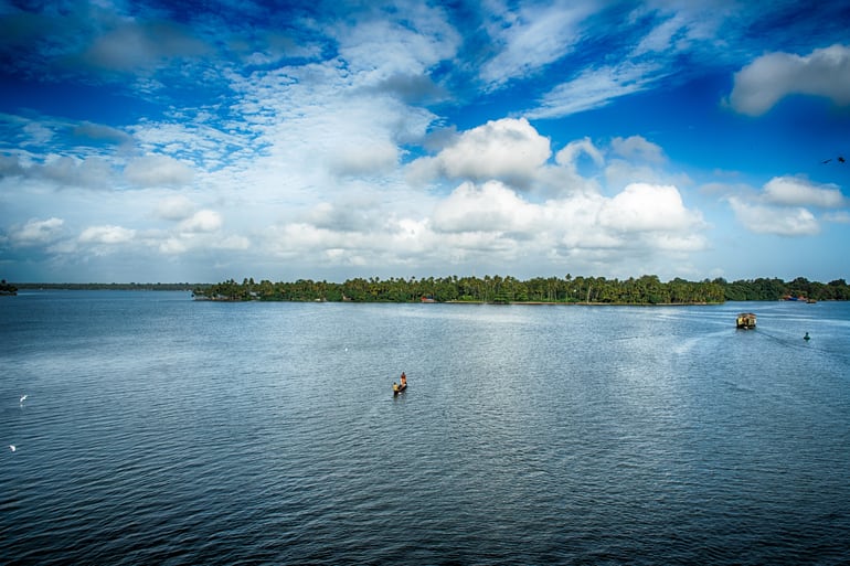 केरल की सबसे लोकप्रिय अष्टमुडी झील घूमने की पूरी जानकारी – Complete information about visiting Ashtamudi lake In Hind