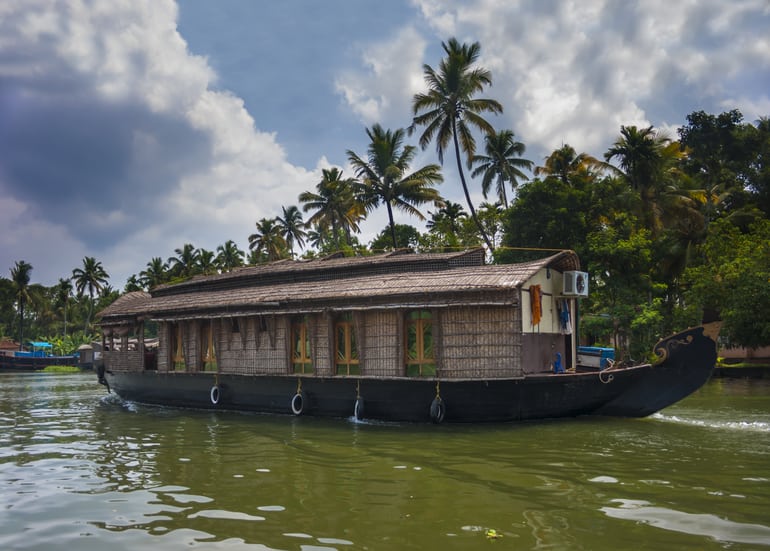 केरल के पारंपरिक हाउसबोट - The Traditional Houseboats of Kerala In Hindi