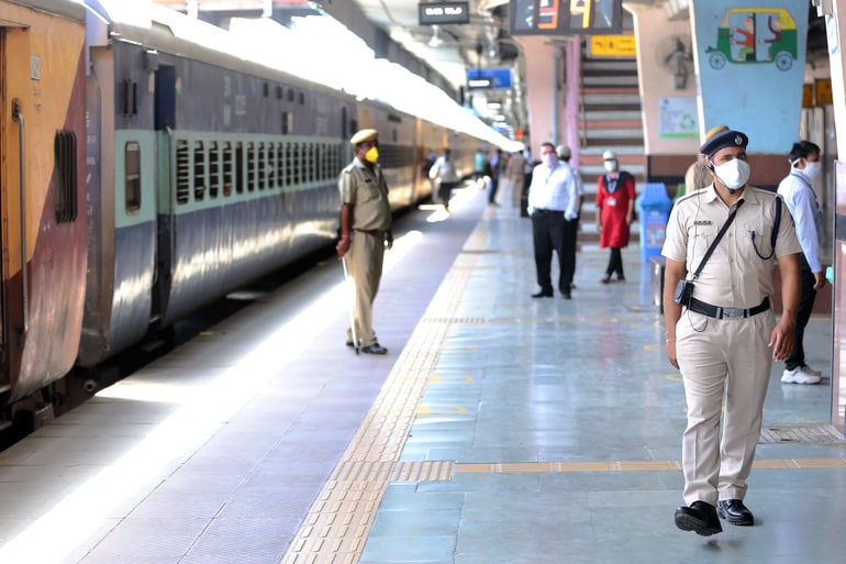 ट्रेन से यात्रा करते समय टिप्स और सावधानियां – Tips And Precautions While Traveling By Train In Hindi
