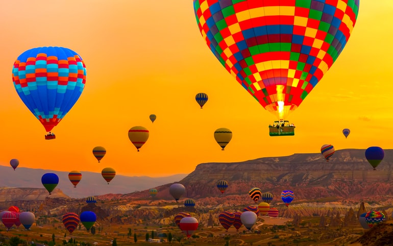 हॉट एयर बैलून राइड के लिए भारत की 9 प्रमुख जगहें -  9 Popular Places For Hot Air Balloon Rides In India