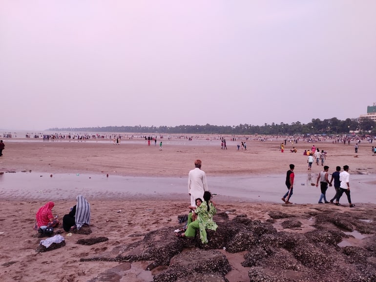 अक्सा समुद्र तट पर आराम करें - Relax at aksa beach in Hindi