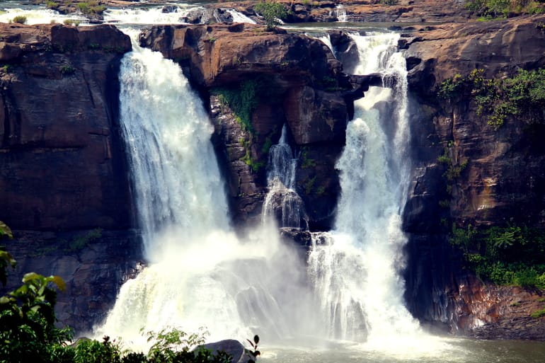 अथिरापल्ली जलप्रपात - Athirapally Falls in Hindi