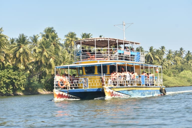चुन्नमबर बैकवाटर पर नौका विहार – Boating at Chunnambar Backwater In Hindi