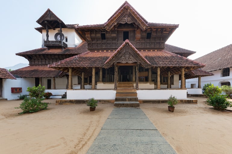 कन्याकुमारी का खुबसूरत पर्यटक स्थल पद्मानाभपुरम पैलेस घूमने की पूरी जानकारी - Complete information about visiting Padmanabhapuram Palace in Hindi