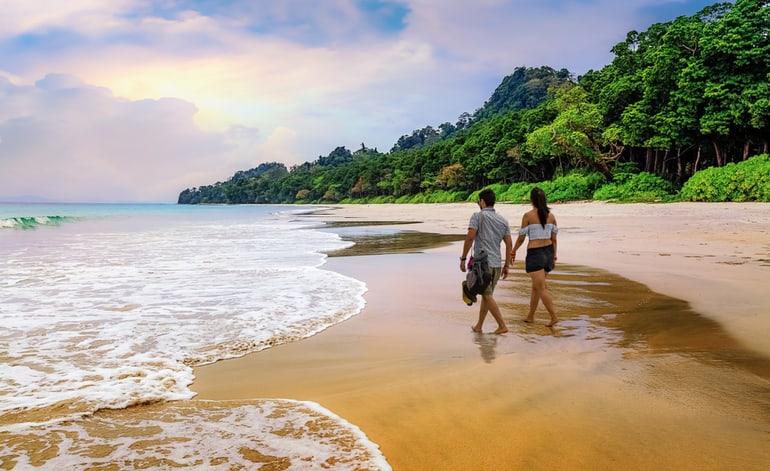 गर्लफ्रेंड के साथ घूमने के लिए गोवा की खूबसूरत जगहें : Best Places To Visit In Goa With Girlfriend In Hindi