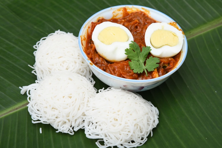 इडियप्पम विथ करी - Idiyappam With Curry in Hindi