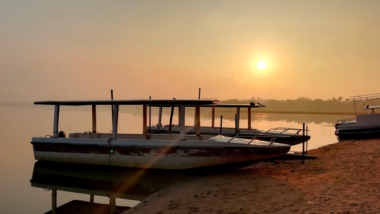 ऑस्टर झील में सूर्यास्त और वर्ड वाचिंग का आनंद लें – Enjoy The Sunset and Birdwatching At Ousteri Lake In Hindi