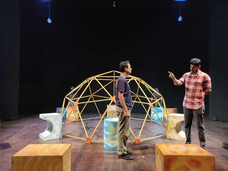  पृथ्वी थिएटर में लाइव नाटक देखें - Prithvi Theatre in Hindi