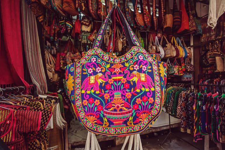 तिब्बती हस्तशिल्प बाजार में खरीददारी – Shopping at Tibetan Handicraft Market In Hindi