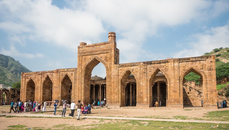 अढ़ाई दिन का झोंपड़ा मस्जिद अजमेर – Adhai Din Ka Jhonpra Mosque Ajmer In Hindi