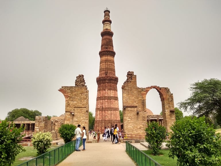 क़ुतुब मीनार कोम्प्लेक्स - Qutab Minar complex in Hindi