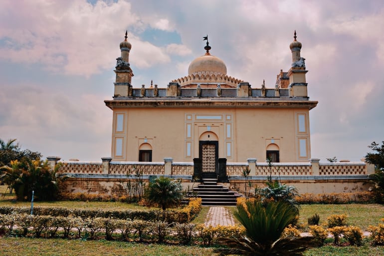 राजा का मकबरा - Raja’s Tomb in Hindi