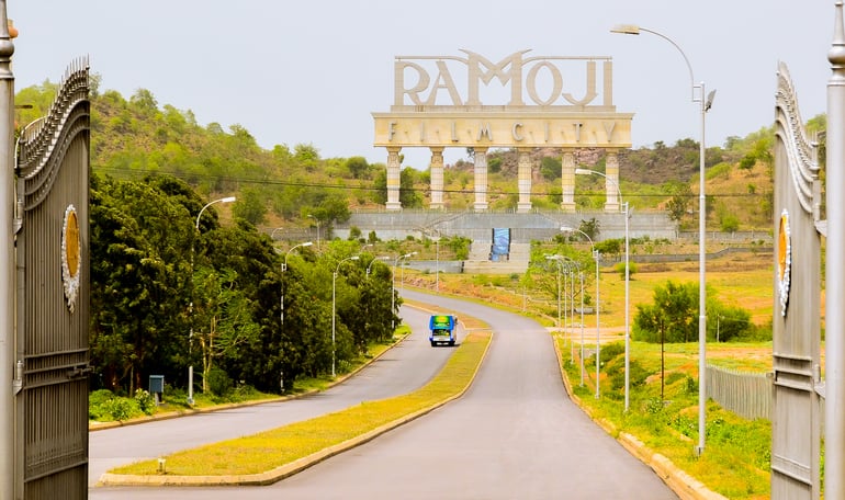 दुनिया के सबसे बड़ा फिल्म स्टूडियो "रामोजी फिल्म सिटी" की ट्रिप - Ramoji Film City Hyderabad in Hindi