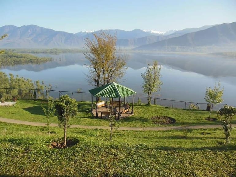 वुलर झील श्रीनगर घूमने की पूरी जानकारी - Wular Lake in Hindi