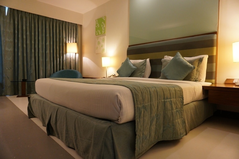 वुलर झील की यात्रा में रुकने के लिए होटल्स – Hotels in Shrinagar in Hindi