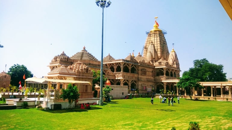 सांवलिया सेठ मंदिर की यात्रा और आसपास घूमने की जगहें - Information About Sanwaliya Seth Temple