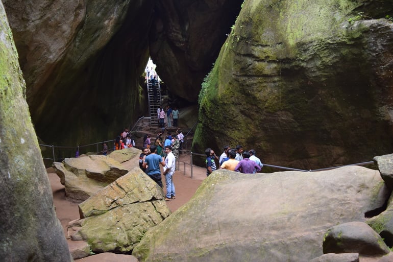 एडक्कल गुफाएं घूमने की पूरी जानकारी - Complete information of Edakkal Caves in Hindi