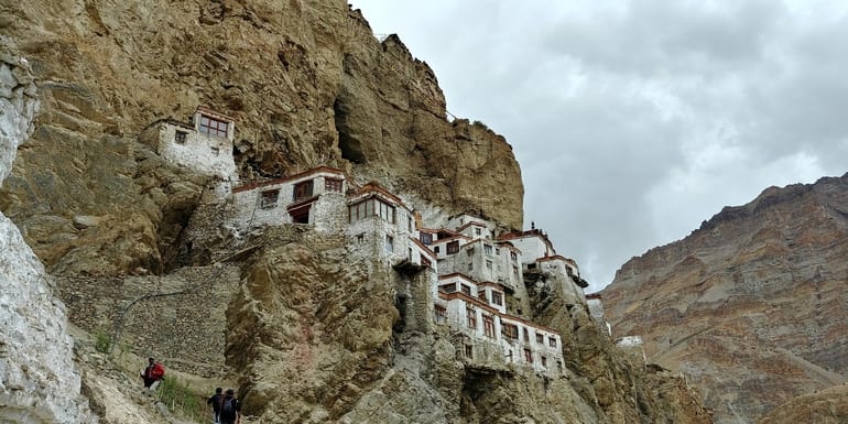 फुकताल मठ की संरचना – Structure Of Phugtal Monastery in Hindi