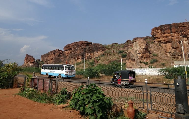 सड़क मार्ग से उदयगिरी गुफाएं केसे पहुचें – How to reach Udayagiri Caves by Road in Hindi