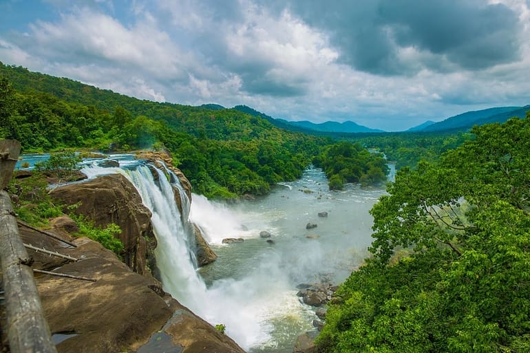 अथिरापल्ली फॉल्स - Athirapally Falls in Hindi